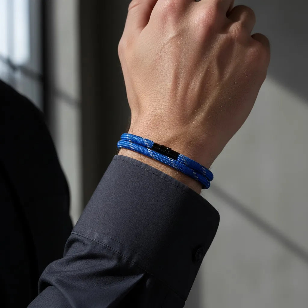 Detalhe de pulseira masculina de corda azul com design minimalista, volta dupla e fecho metálico preto.