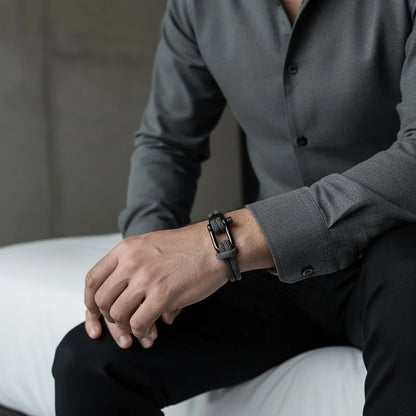Homem com camisa social cinza usando pulseira masculina de corda cinza com fecho preto.