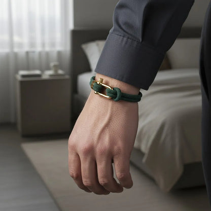 Close da pulseira masculina de corda verde com design minimalista e fecho dourado no pulso.