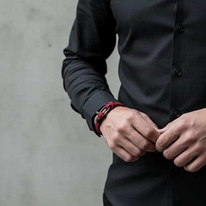 Homem com camisa social preta usando pulseira masculina de corda vinho com fecho preto.