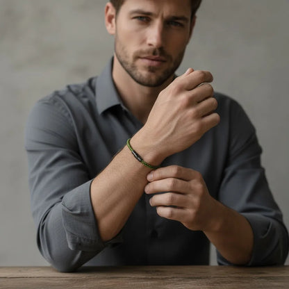 Homem com camisa cinza usando pulseira masculina de corda verde com design fino e minimalista.