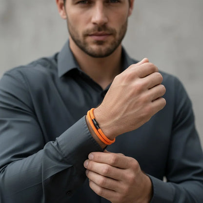 Modelo masculino com camisa social usando pulseira de corda laranja com fecho preto.