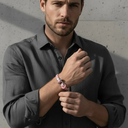 Modelo masculino com camisa social usando pulseira de corda rosa com fecho prateado.