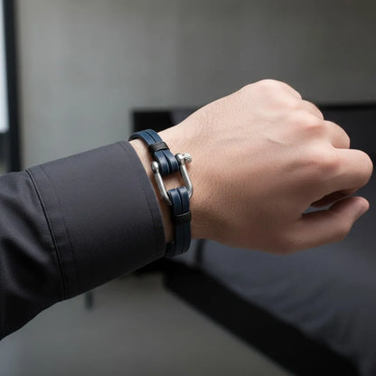 Close da pulseira masculina de couro azul com design moderno e detalhe metálico prateado no pulso.