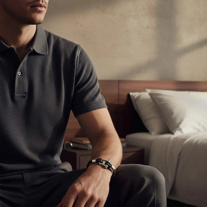 Homem usando pulseira masculina de couro marrom trançado em um visual casual e elegante.